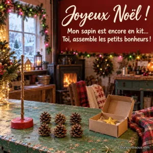 Un sapin de Noël reste à assembler : son pied, sa tige nue, six pommes de pin et une étoile attendent sur l’établi. Le message est : « Joyeux Noël ! Mon sapin est encore en kit… Toi, assemble les petits bonheurs ! ».