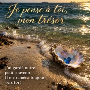 Une coquille d’huître nacrée abrite un petit cœur de verre bleu sur le sable. Le message est : « Je pense à toi, mon trésor J’ai gardé notre petit souvenir. Il me ramène toujours vers toi ! ».