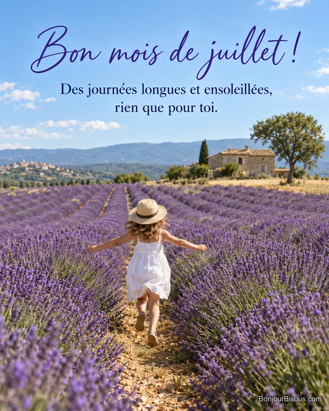 Photo d’une fillette au chapeau de paille vue de dos qui court les bras ouverts dans un champ de lavande, mas en pierre et village perché au loin, avec le texte « Bon mois de juillet ! Des journées longues et ensoleillées, rien que pour toi. »
