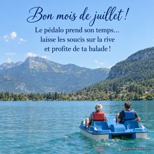 Deux vacanciers vus de dos avancent doucement en pédalo sur le lac d’Annecy, avec le texte « Bon mois de juillet ! Le pédalo prend son temps… laisse les soucis sur la rive et profite de ta balade ! ».