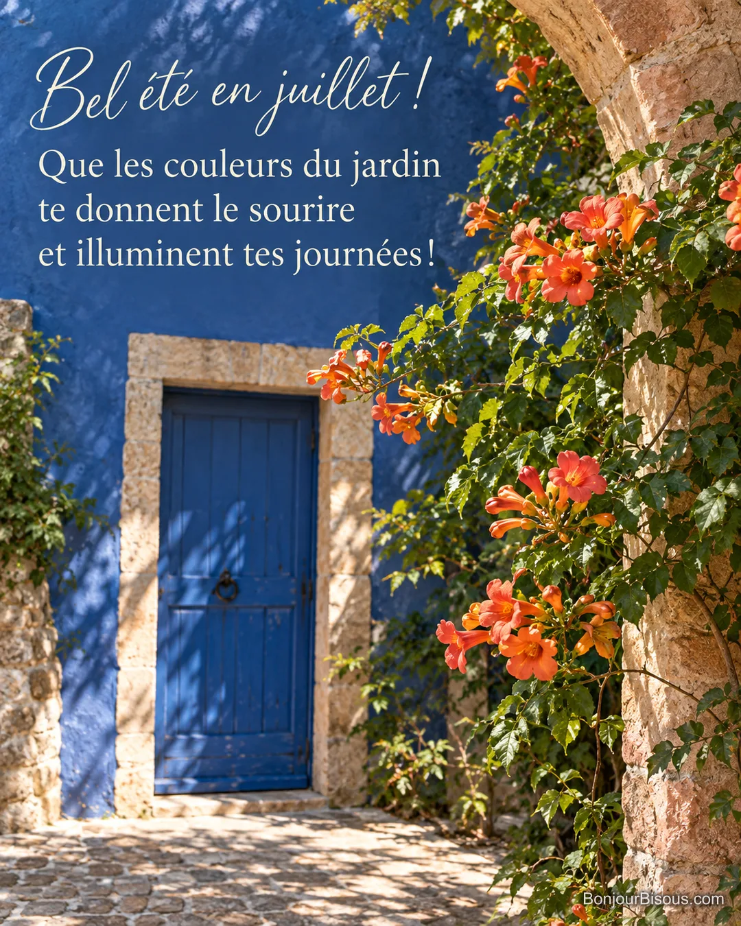 Une bignone aux fleurs orange grimpe sur une arcade dans une cour du Roussillon, avec le texte « Bel été en juillet ! Que les couleurs du jardin te donnent le sourire et illuminent tes journées ! ». Une bignone aux fleurs orange grimpe sur une arcade dans une cour du Roussillon, avec le texte « Bel été en juillet ! Que les couleurs du jardin te donnent le sourire et illuminent tes journées ! ».