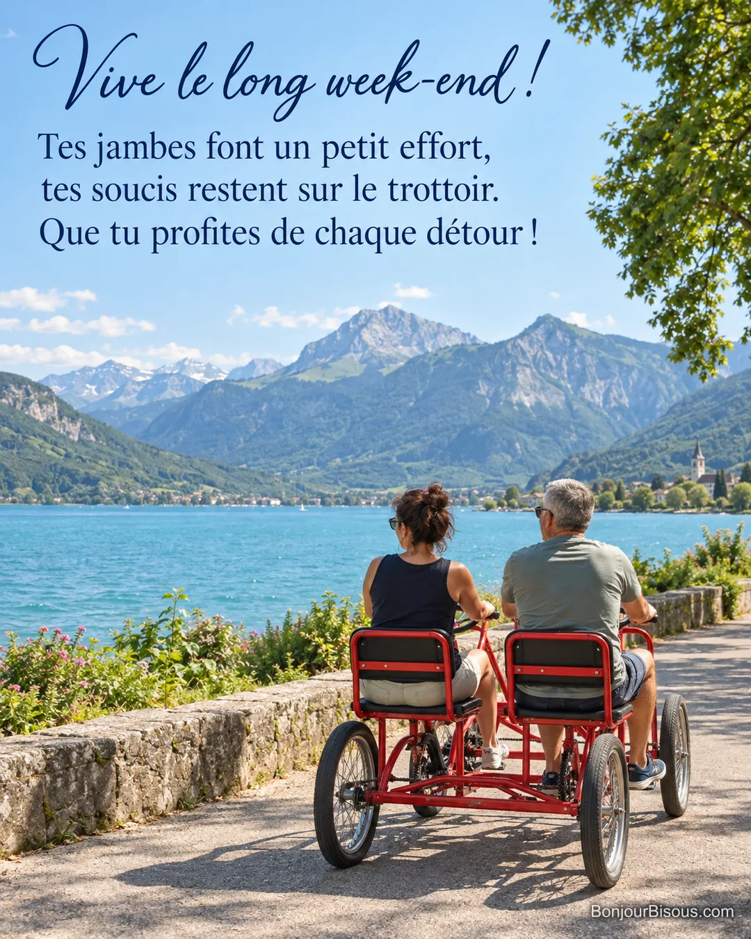 Deux adultes pédalent en rosalie rouge sur une promenade au bord du lac d’Annecy, avec le texte « Vive le long week-end ! Tes jambes font un petit effort, tes soucis restent sur le trottoir. Que tu profites de chaque détour ! ». Deux adultes pédalent en rosalie rouge sur une promenade au bord du lac d’Annecy, avec le texte « Vive le long week-end ! Tes jambes font un petit effort, tes soucis restent sur le trottoir. Que tu profites de chaque détour ! ».