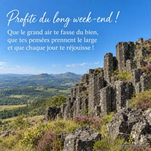 Des orgues basaltiques bordées d’herbes et de bruyère dominent une vallée d’Auvergne, avec le texte « Profite du long week-end ! Que le grand air te fasse du bien, que tes pensées prennent le large et que chaque jour te réjouisse ! ».