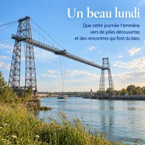 La nacelle du pont transbordeur de Rochefort traverse la Charente dans la lumière du matin, avec le texte « Un beau lundi Que cette journée t’emmène vers de jolies découvertes et des rencontres qui font du bien. ».