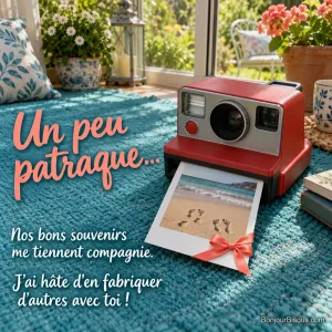 Un appareil photo instantané fait apparaître le souvenir de deux promenades côte à côte sur une plage. Le message est : « Un peu patraque… Nos bons souvenirs me tiennent compagnie. J’ai hâte d’en fabriquer d’autres avec toi ! ».