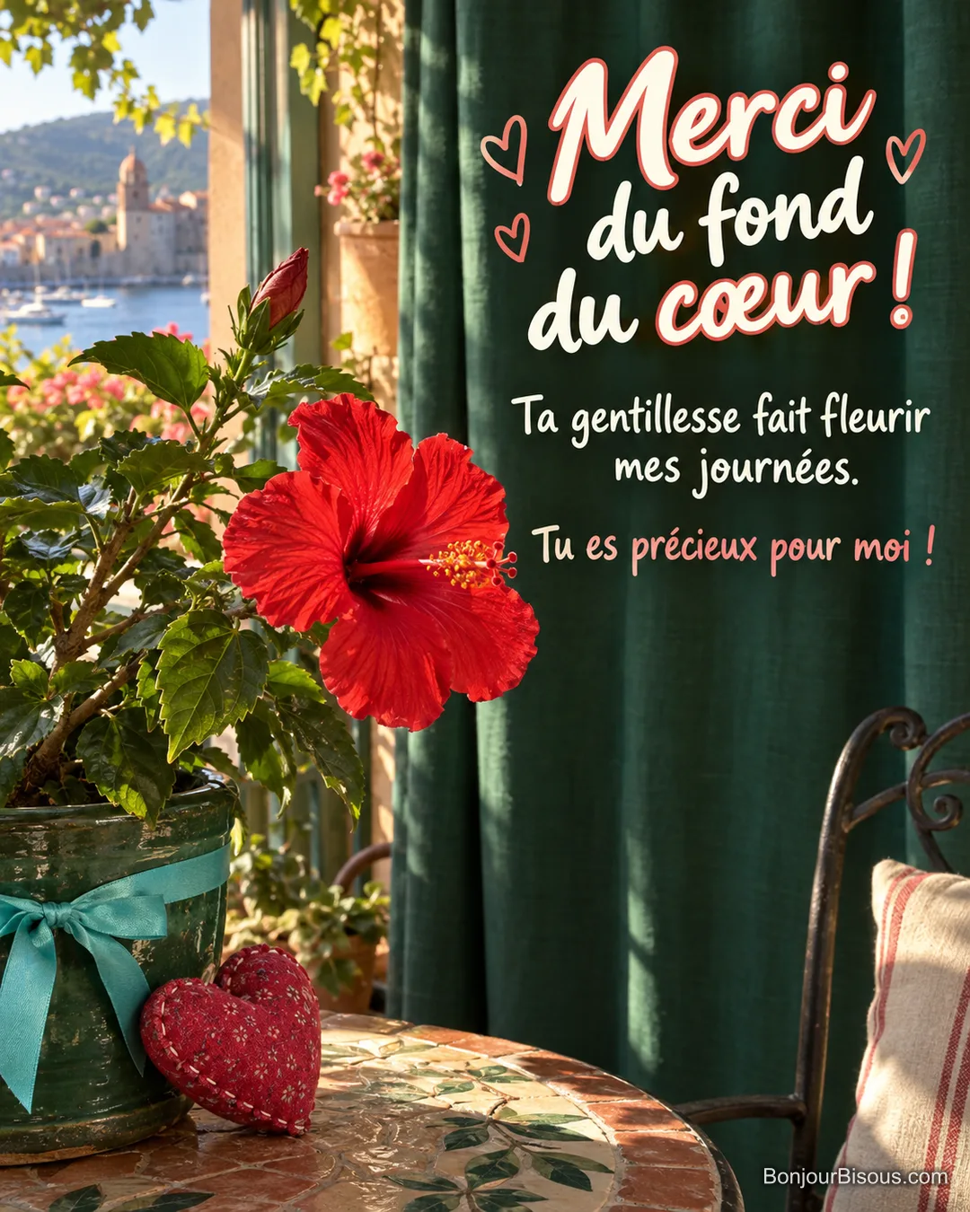 Une fleur d’hibiscus rouge et son bouton illuminent un pot vert noué d’un ruban turquoise, avec le texte « Merci du fond du cœur ! Ta gentillesse fait fleurir mes journées. Tu es précieux pour moi ! ». Une fleur d’hibiscus rouge et son bouton illuminent un pot vert noué d’un ruban turquoise, avec le texte « Merci du fond du cœur ! Ta gentillesse fait fleurir mes journées. Tu es précieux pour moi ! ».