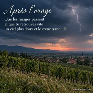 Un éclair illumine un orage lointain au-dessus des vignes et d’un village alsacien, avec le texte « Après l’orage Que les nuages passent et que tu retrouves vite un ciel plus doux et le cœur tranquille. ».