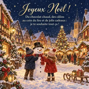 Peinture de deux enfants vus de dos qui habillent un bonhomme de neige sur une place alsacienne enneigée avec maisons à colombages, chalets illuminés et grand sapin, avec le texte « Joyeux Noël ! Du chocolat chaud, des câlins au coin du feu et de jolis cadeaux : je te souhaite tout ça ! »