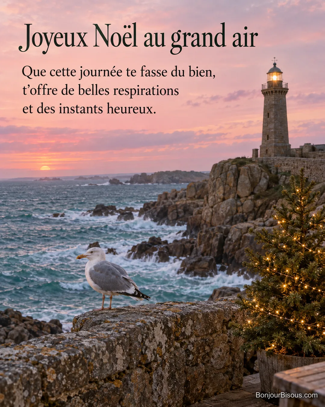 Un goéland se pose près d’un pin de Noël illuminé devant un phare breton, avec le texte « Joyeux Noël au grand air Que cette journée te fasse du bien, t’offre de belles respirations et des instants heureux. ». Un goéland se pose près d’un pin de Noël illuminé devant un phare breton, avec le texte « Joyeux Noël au grand air Que cette journée te fasse du bien, t’offre de belles respirations et des instants heureux. ».