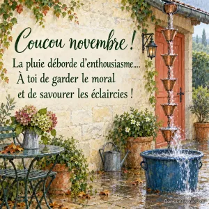 Une chaîne de pluie en cuivre déborde dans un bac bleu pendant une averse de novembre, avec le texte « Coucou novembre ! La pluie déborde d’enthousiasme… À toi de garder le moral et de savourer les éclaircies ! ».