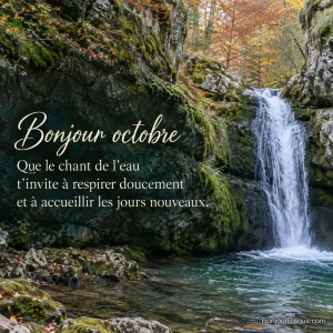 Une cascade descend dans un bassin jurassien entouré de hêtres cuivrés. Le texte indique : « Bonjour octobre Que le chant de l’eau t’invite à respirer doucement et à accueillir les jours nouveaux. »