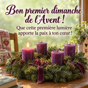 Une couronne de l’Avent porte quatre bougies violettes, dont une seule est allumée, avec le texte « Bon premier dimanche de l’Avent ! Que cette première lumière apporte la paix à ton cœur ! ».