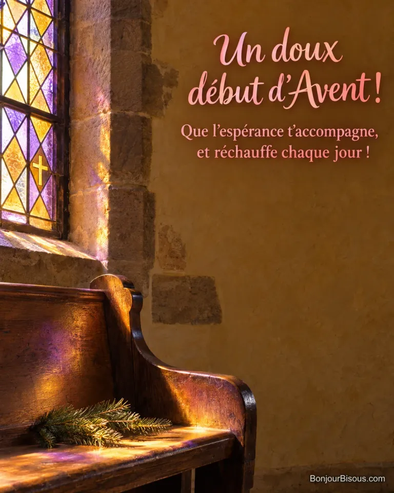 Un vitrail doré et pourpre éclaire un banc de bois garni d’une branche de sapin, avec le texte « Un doux début d’Avent ! Que l’espérance t’accompagne, et réchauffe chaque jour ! ».