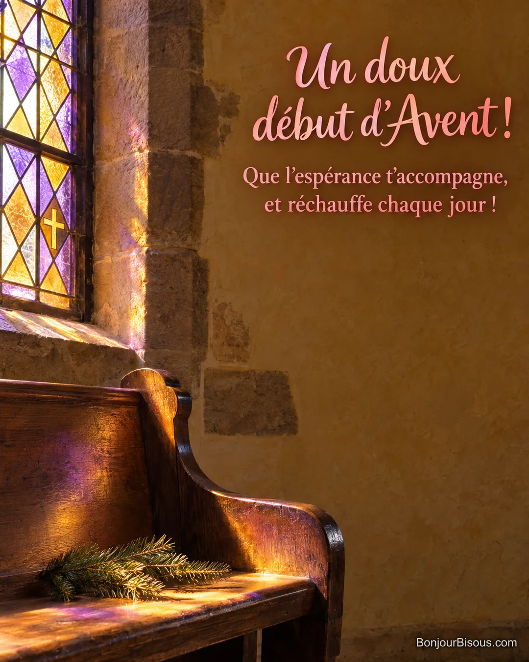 Un vitrail doré et pourpre éclaire un banc de bois garni d’une branche de sapin, avec le texte « Un doux début d’Avent ! Que l’espérance t’accompagne, et réchauffe chaque jour ! ». Un vitrail doré et pourpre éclaire un banc de bois garni d’une branche de sapin, avec le texte « Un doux début d’Avent ! Que l’espérance t’accompagne, et réchauffe chaque jour ! ».