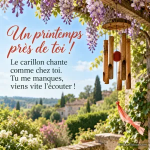 Un carillon artisanal de bambou suspendu à une pergola fleurie rappelle de tendres visites au printemps, avec le message « Un printemps près de toi ! Le carillon chante comme chez toi. Tu me manques, viens vite l’écouter ! ».
