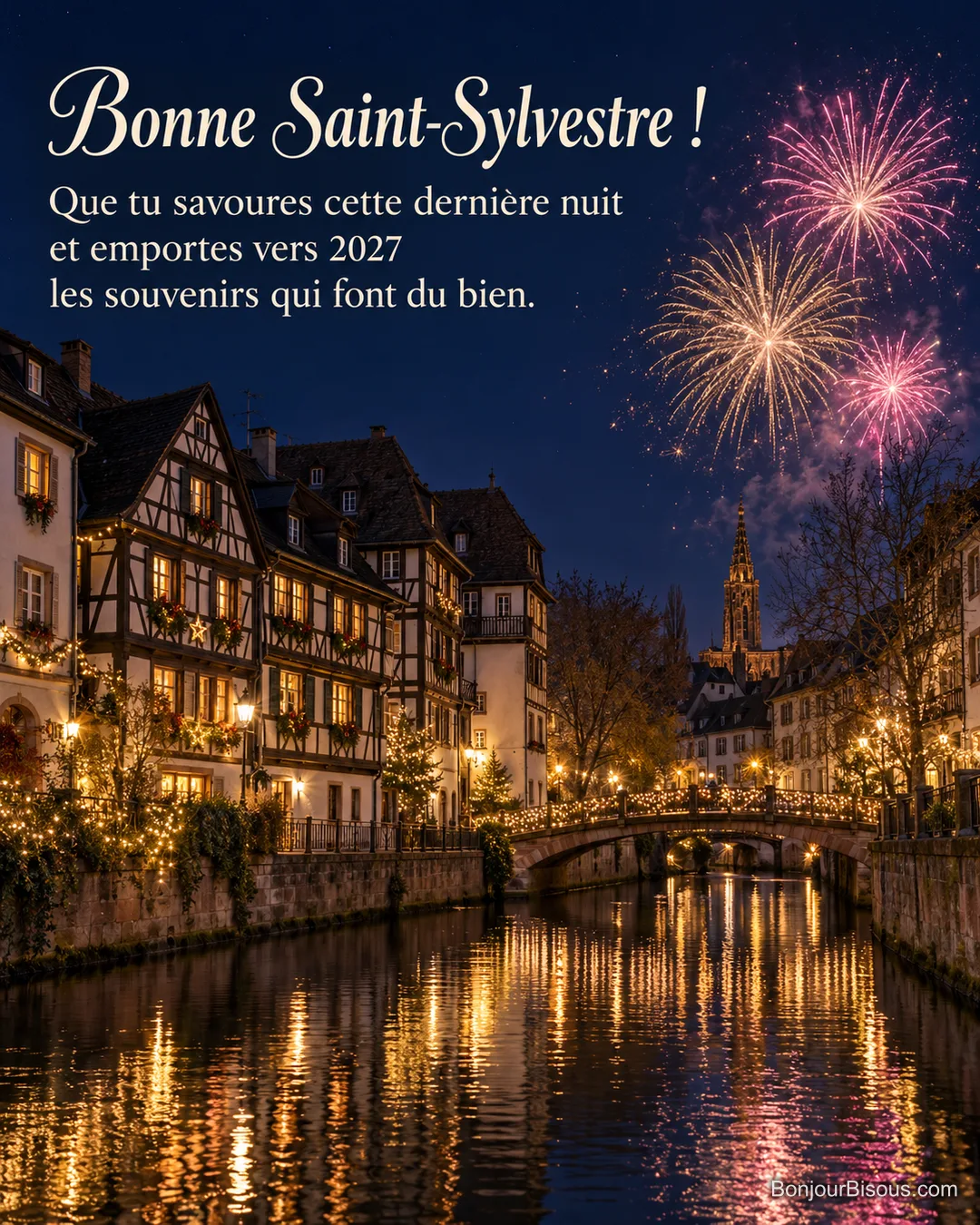 Un feu d’artifice rose et doré éclaire les maisons à colombages et les canaux de Strasbourg, avec le texte « Bonne Saint-Sylvestre ! Que tu savoures cette dernière nuit et emportes vers 2027 les souvenirs qui font du bien. ». Un feu d’artifice rose et doré éclaire les maisons à colombages et les canaux de Strasbourg, avec le texte « Bonne Saint-Sylvestre ! Que tu savoures cette dernière nuit et emportes vers 2027 les souvenirs qui font du bien. ».