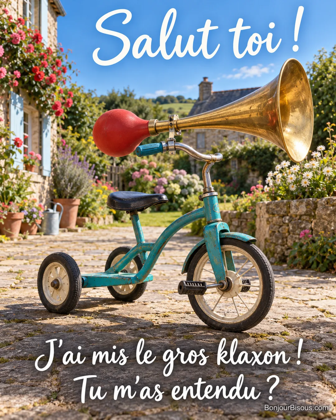 Un minuscule tricycle turquoise porte un klaxon rouge et doré presque aussi gros que lui. Le message est : « Salut toi ! J’ai mis le gros klaxon ! Tu m’as entendu ? ».