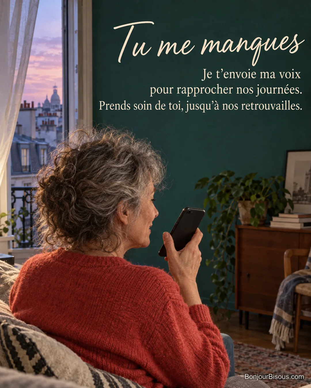 Une femme enregistre un message vocal devant une fenêtre parisienne, avec le texte « Tu me manques Je t’envoie ma voix pour rapprocher nos journées. Prends soin de toi, jusqu’à nos retrouvailles. ». Une femme enregistre un message vocal devant une fenêtre parisienne, avec le texte « Tu me manques Je t’envoie ma voix pour rapprocher nos journées. Prends soin de toi, jusqu’à nos retrouvailles. ».