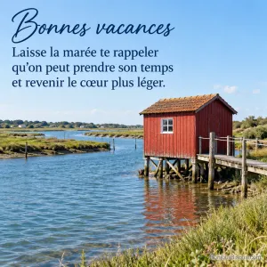 Une cabane ostréicole rouge se reflète dans un chenal de l’île d’Oléron, avec le texte « Bonnes vacances Laisse la marée te rappeler qu’on peut prendre son temps et revenir le cœur plus léger. ».