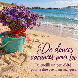 Un bouquet de statice violet noué d’un ruban rouge attend dans un seau turquoise sur la plage, avec le message « De douces vacances pour toi J’ai cueilli un peu d’été pour te dire que tu me manques. ».