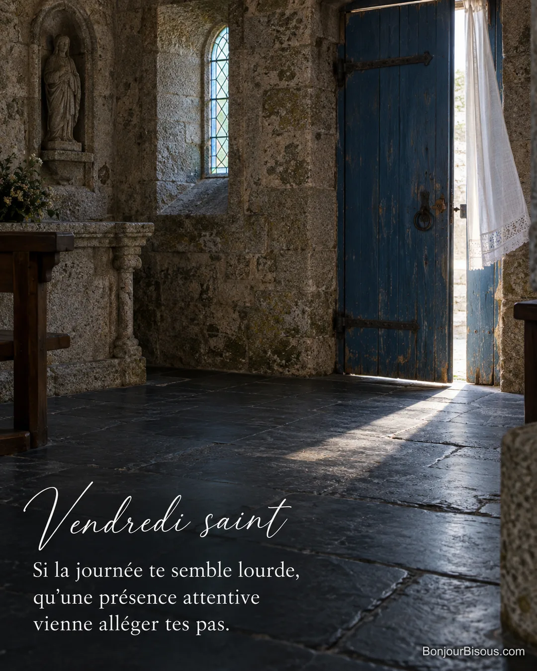 Une porte bleue entrouverte laisse entrer un rais de lumière dans une chapelle bretonne, avec le texte « Vendredi saint Si la journée te semble lourde, qu’une présence attentive vienne alléger tes pas. ». Une porte bleue entrouverte laisse entrer un rais de lumière dans une chapelle bretonne, avec le texte « Vendredi saint Si la journée te semble lourde, qu’une présence attentive vienne alléger tes pas. ».